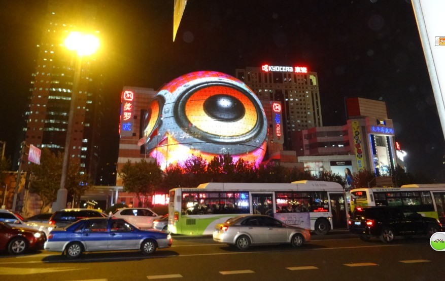 世界首例大型玻璃球體內廣告光柵屏炫亮美羅城