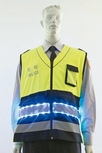臺紡織綜合所研發“LED主動式警示服” 獲BSI頒發獎項.jpg