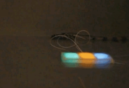 新型柔性顯示屏似章魚 可用于制造機(jī)器人.gif