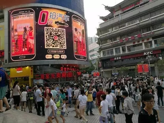 技術更新 戶外LED大屏開玩直播真人秀 3.webp.jpg