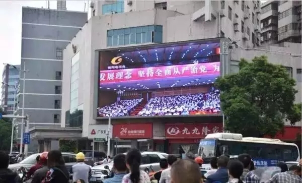 技術更新 戶外LED大屏開玩直播真人秀 5.webp.jpg