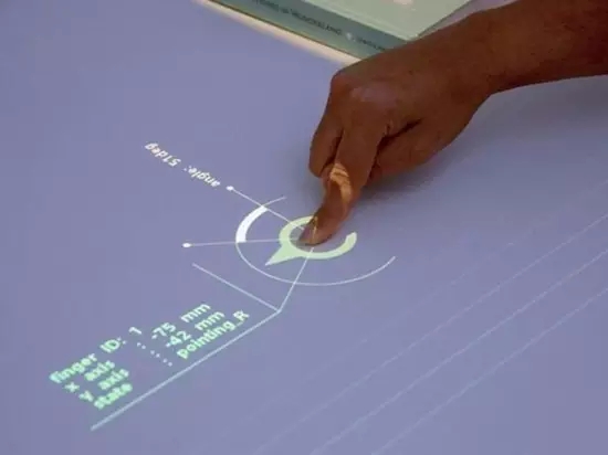 【視頻】索尼黑科技投影儀 把桌面瞬間變成觸摸屏 3.webp.jpg