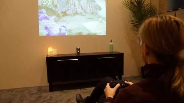 【視頻】索尼黑科技投影儀 把桌面瞬間變成觸摸屏 13.webp.jpg