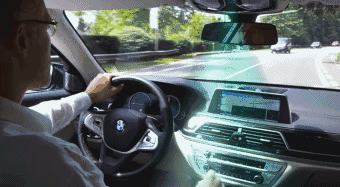 沒想到還可以隔空操控汽車 4.gif