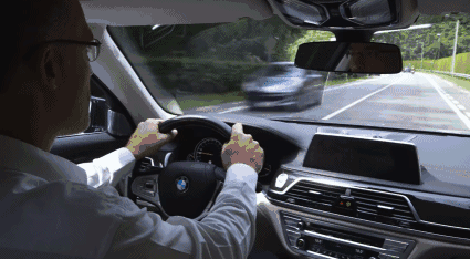 沒想到還可以隔空操控汽車 7.gif