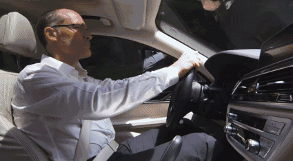 沒想到還可以隔空操控汽車 8.gif