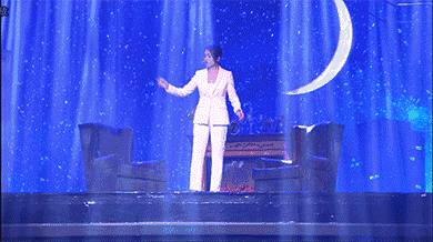 這個舞臺憑什么挑動你的視覺神經(jīng) 14.gif