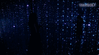 6萬LED燈打造夢幻水晶宇宙與科技完美結合.gif