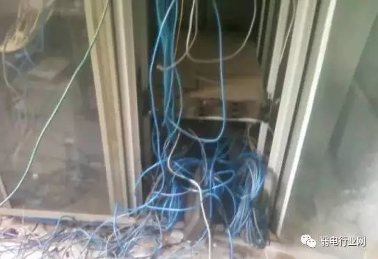 那些慘不忍睹的安防監控室 3.webp.jpg