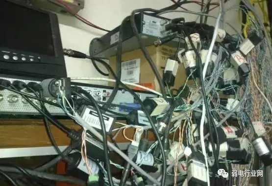 那些慘不忍睹的安防監控室 6.webp.jpg