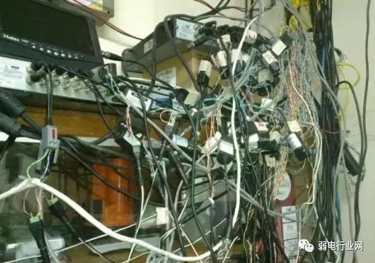 那些慘不忍睹的安防監控室 7.webp.jpg