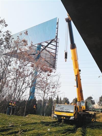 西安拆除公路沿線廣告牌 預計將拆除800余塊.jpg