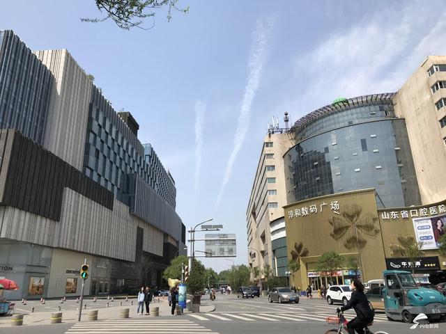 濟南最大面積違規LED廣告顯示屏被拆除 1.jpg