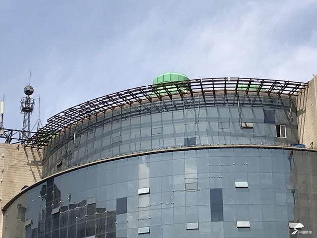 濟南最大面積違規LED廣告顯示屏被拆除 2.jpg
