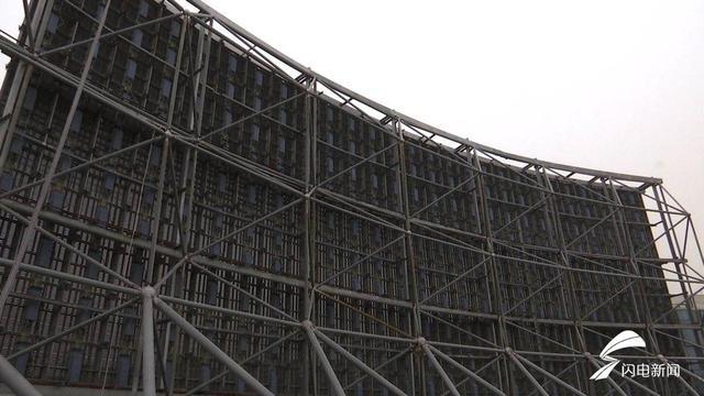 濟南最大面積違規LED廣告顯示屏被拆除 5.jpg