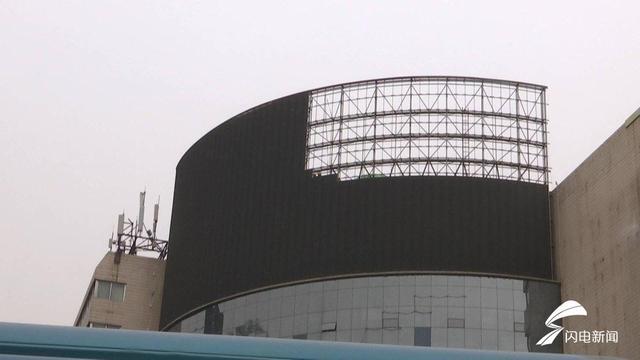 濟南最大面積違規LED廣告顯示屏被拆除 4.jpg