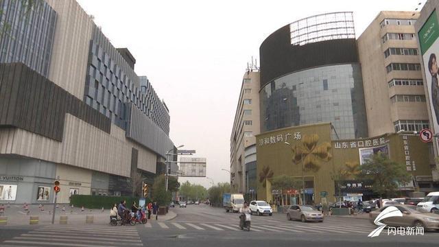濟南最大面積違規LED廣告顯示屏被拆除 3.jpg