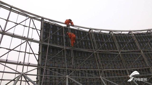 濟南最大面積違規LED廣告顯示屏被拆除 7.jpg