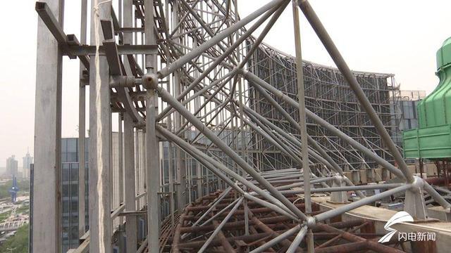 濟南最大面積違規LED廣告顯示屏被拆除 9.jpg