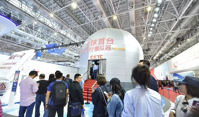 全球首臺LED飛行模擬器亮相珠海航展 1.webp.jpg